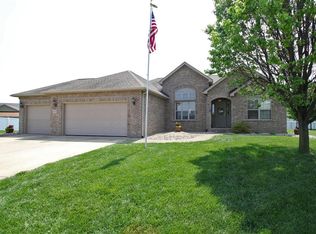 900 Chickasaw Ct, Mascoutah, IL 62258