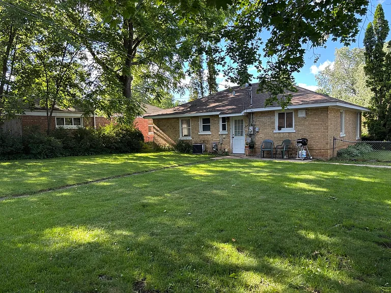 649 E Rockland Rd — Photo 3