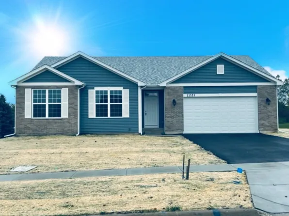 2221 Tyler Trl, McHenry, IL 60051