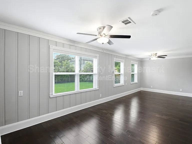 2207 Saxon Dr — Photo 15