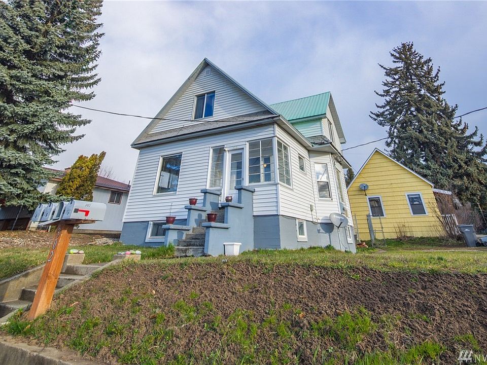 Welcome to 302 W 2nd Street Cle Elum.  The best 4 plex in town! White home has 3 units and yellow cottage is one unit. 