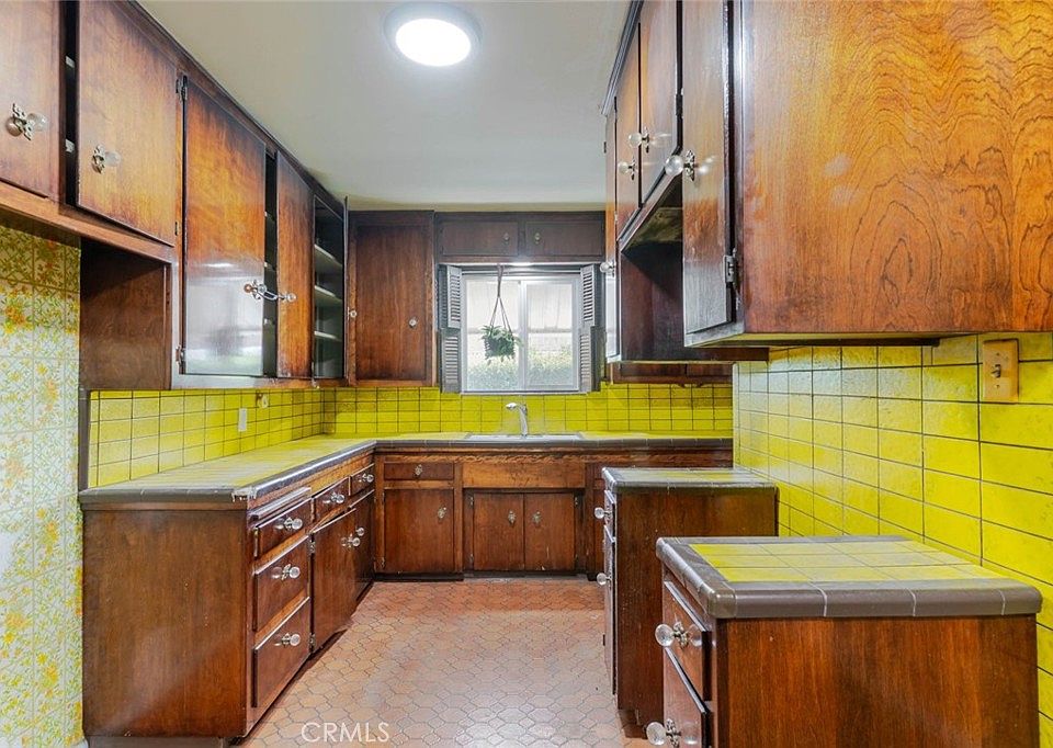 10th image of 722 E 6th St