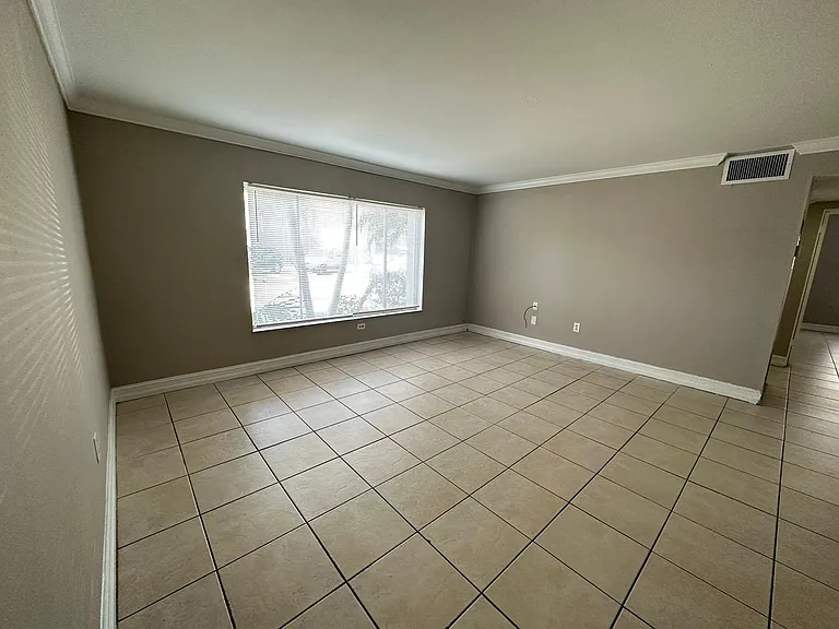 1830 Maravilla Ave #202 — Photo 12
