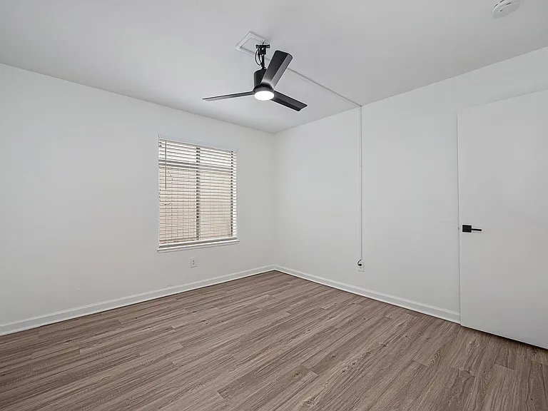 The Redwoods Apartments — Photo 17