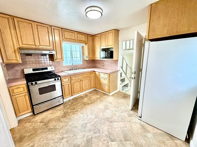 520 E 15th St #4 — Photo 1