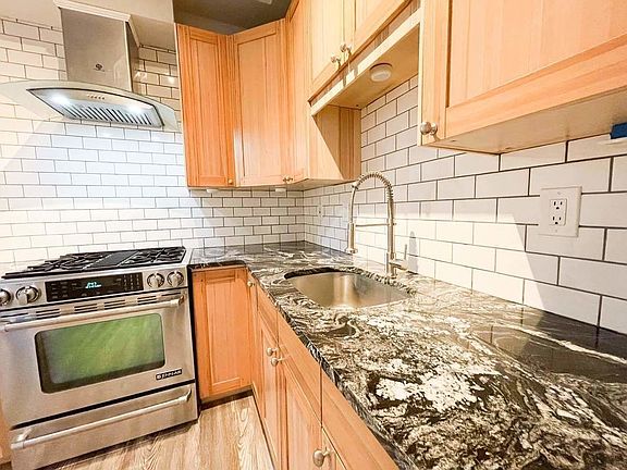 2nd image of 160 Metropolitan Ave #2