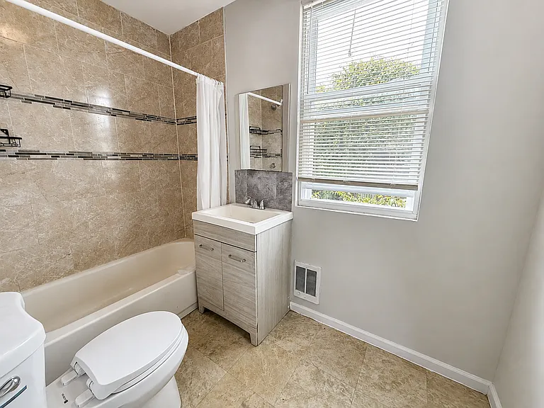 2966 N Ringgold St — Photo 16