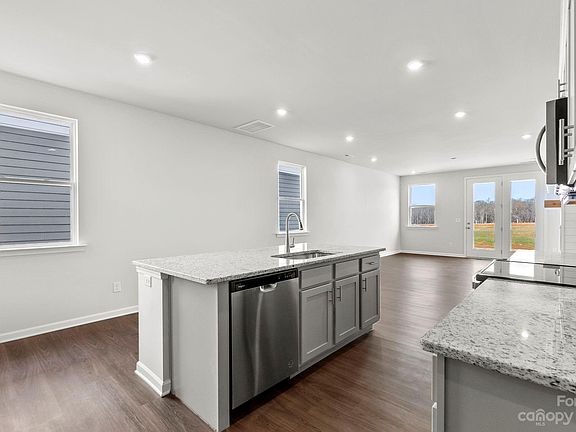 5th image of 567 Sitka Dr
