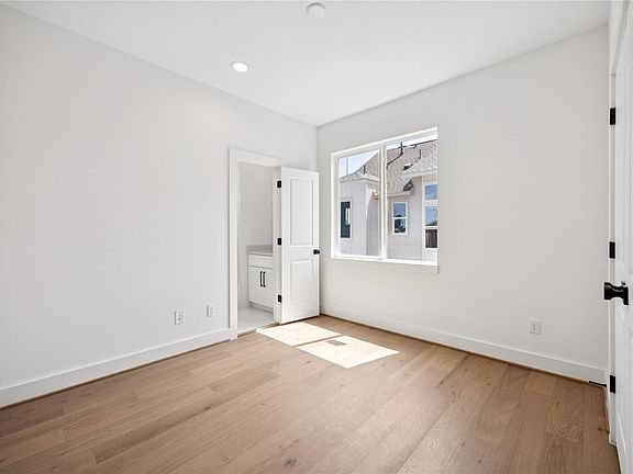 3rd image of 2806 Mills St
