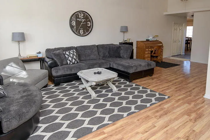 Three Bedroom Stand Alone Town Home — Photo 3
