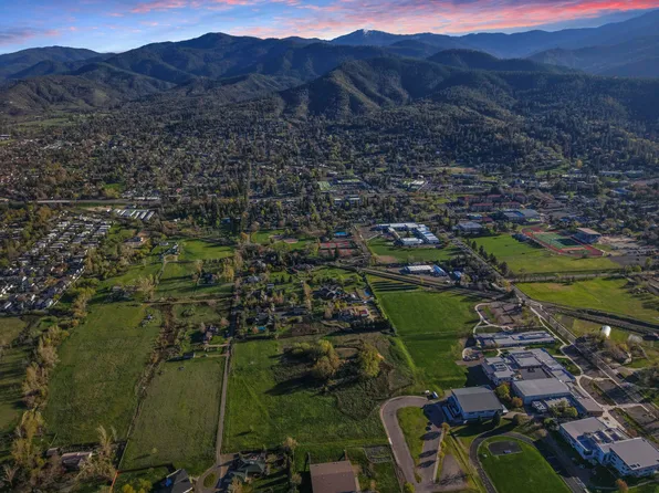 E Main St, Ashland, OR 97520