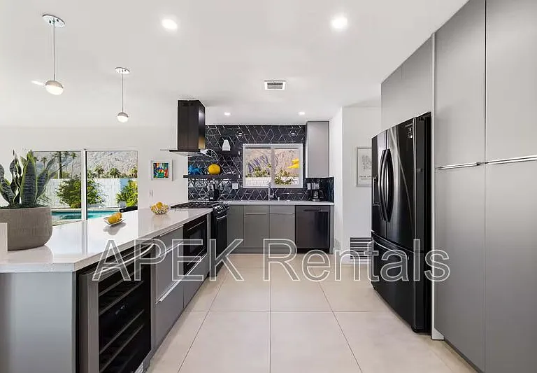 945 N Buttonwillow Cir — Photo 4