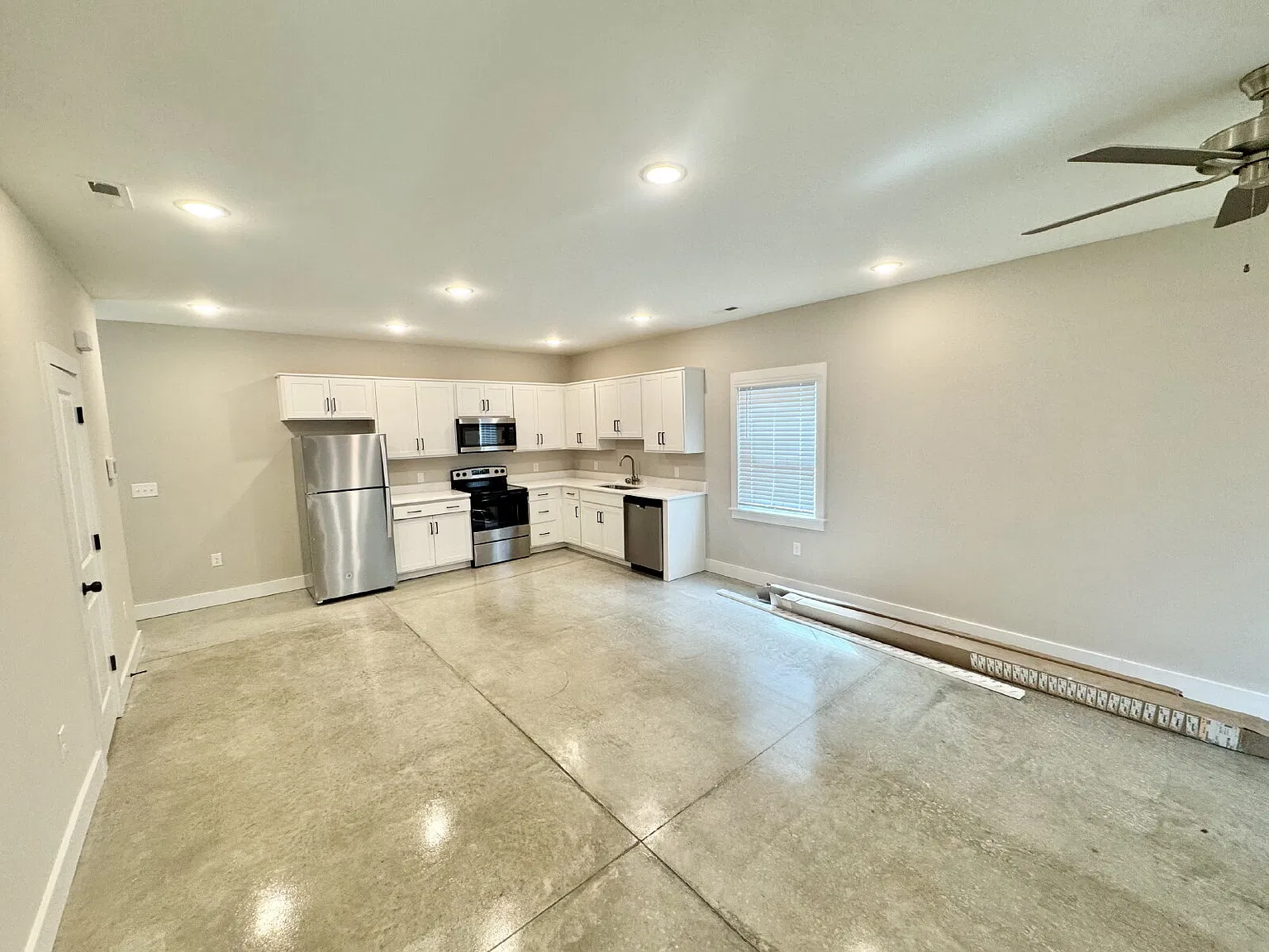 2 bed, 2.5 bath, 1302 sqft, $1,545 — Photo 2