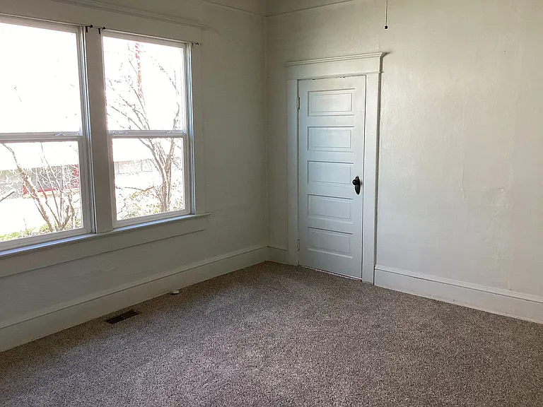 327 Grant St — Photo 8
