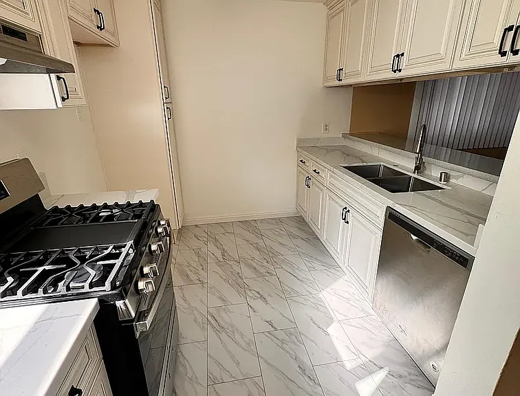 15113 Saticoy St #6 — Photo 4