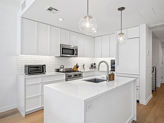 3rd image of 537 Lorimer St #102