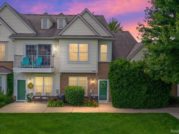 5203 Widgeon Ln, Walled Lake, MI 48390