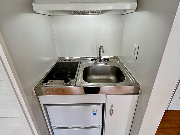 2nd image of 542 Mason St #64