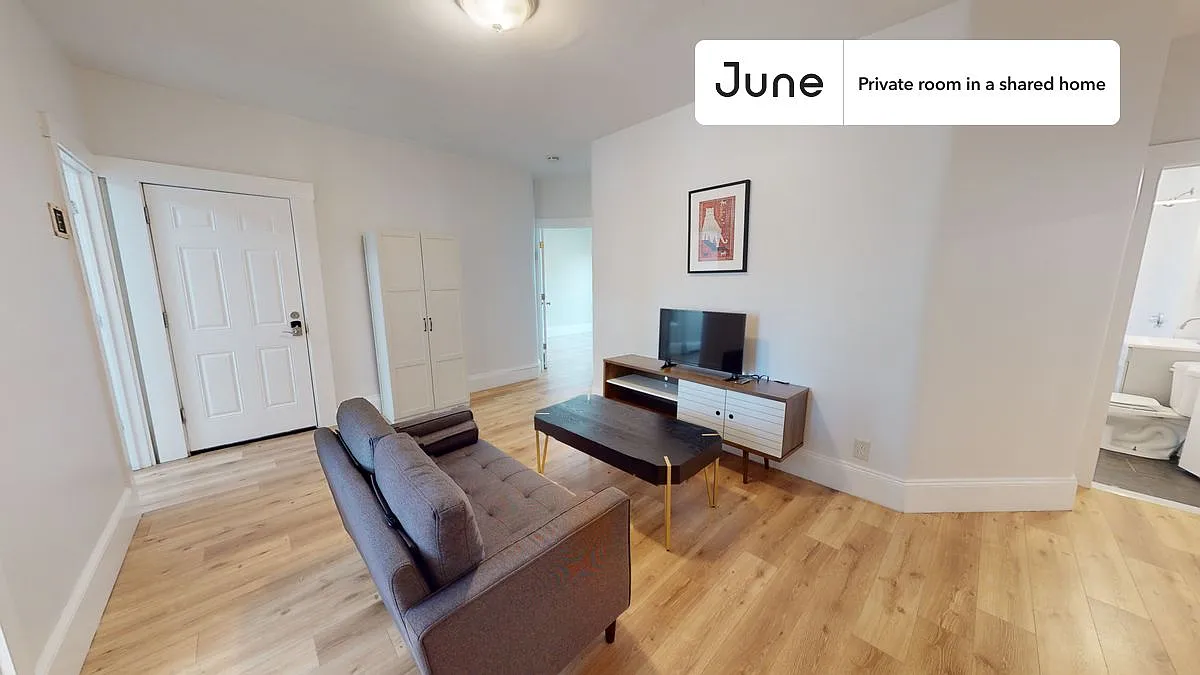 Queen bedroom in 5 bed/2 bath home in Brighton #1403 A — Photo 3