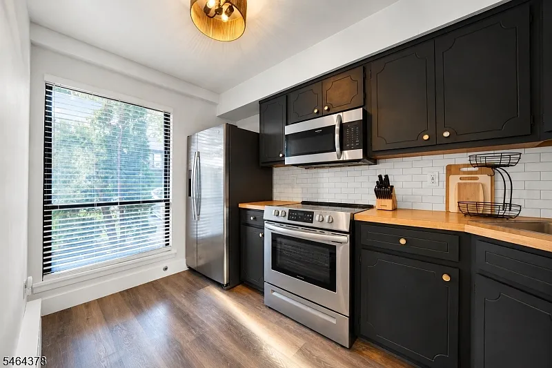 2 bed, 1.5 bath, $3,000 — Photo 2