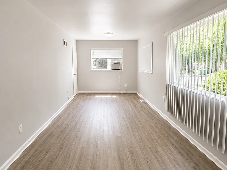 10404 Earl Dr — Photo 3