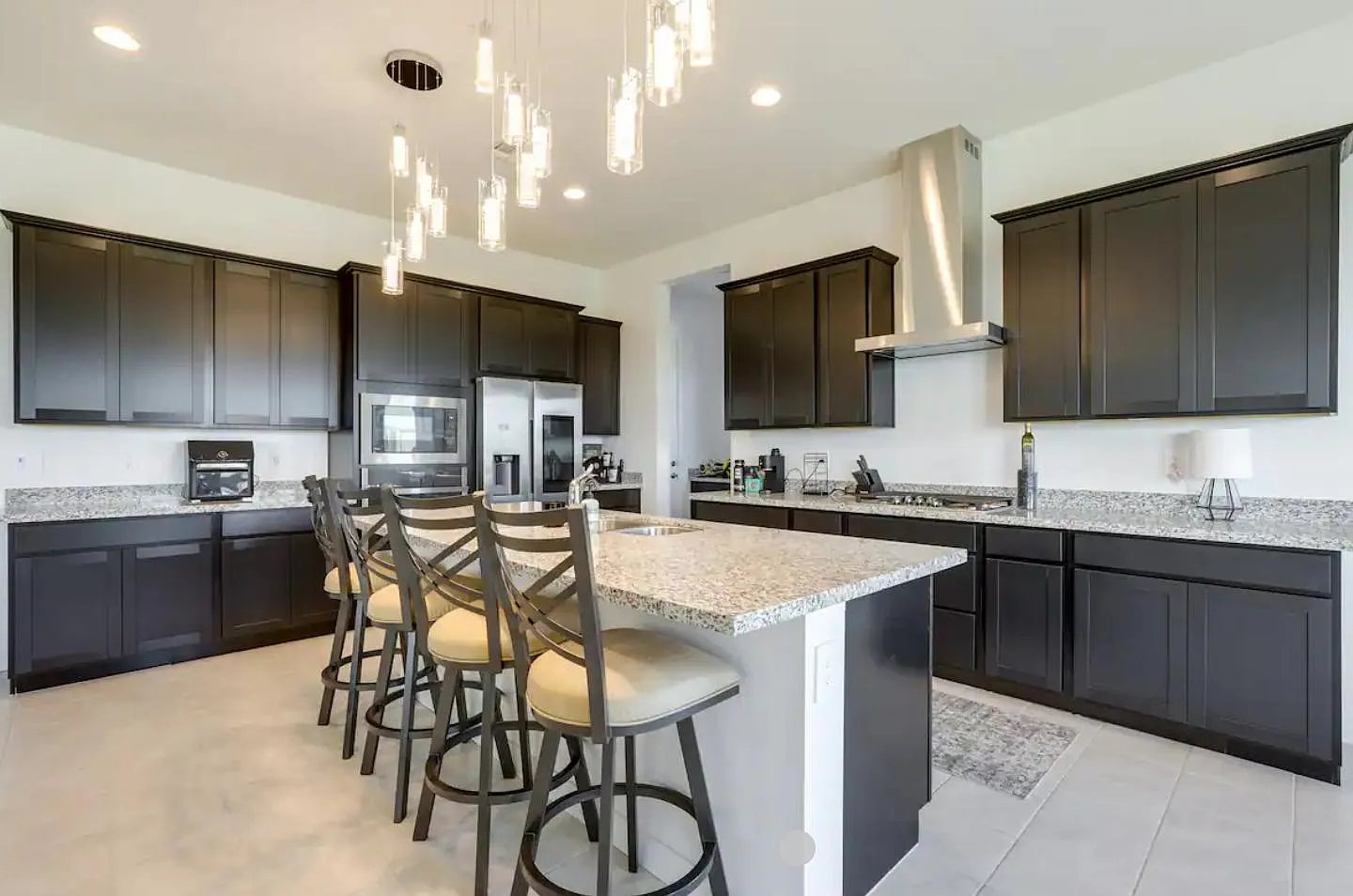 4 bed, 3.5 bath, 4200 sqft, $4,850 — Photo 3