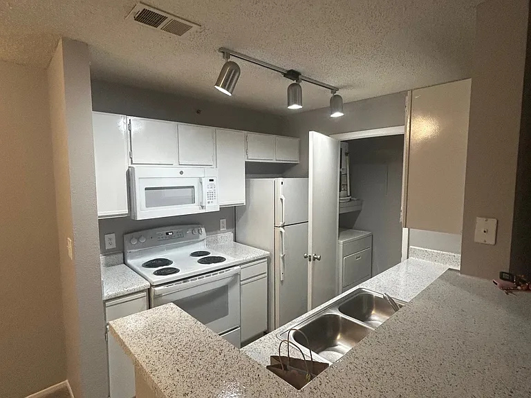 Idlewood Apartments — Photo 65