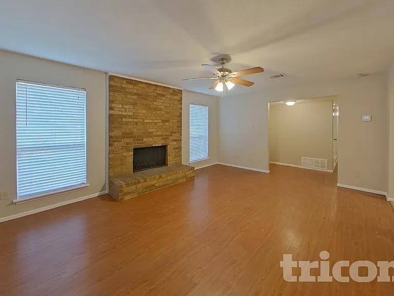 1226 Meadow Creek Dr — Photo 4