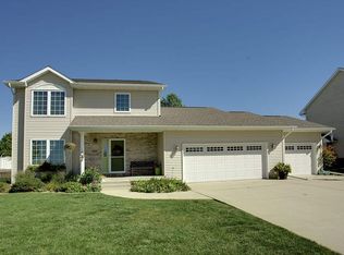 909 S Ridge Dr, Cedar Falls, IA 50613