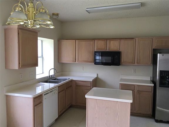 2nd image of 905 Doral Cir