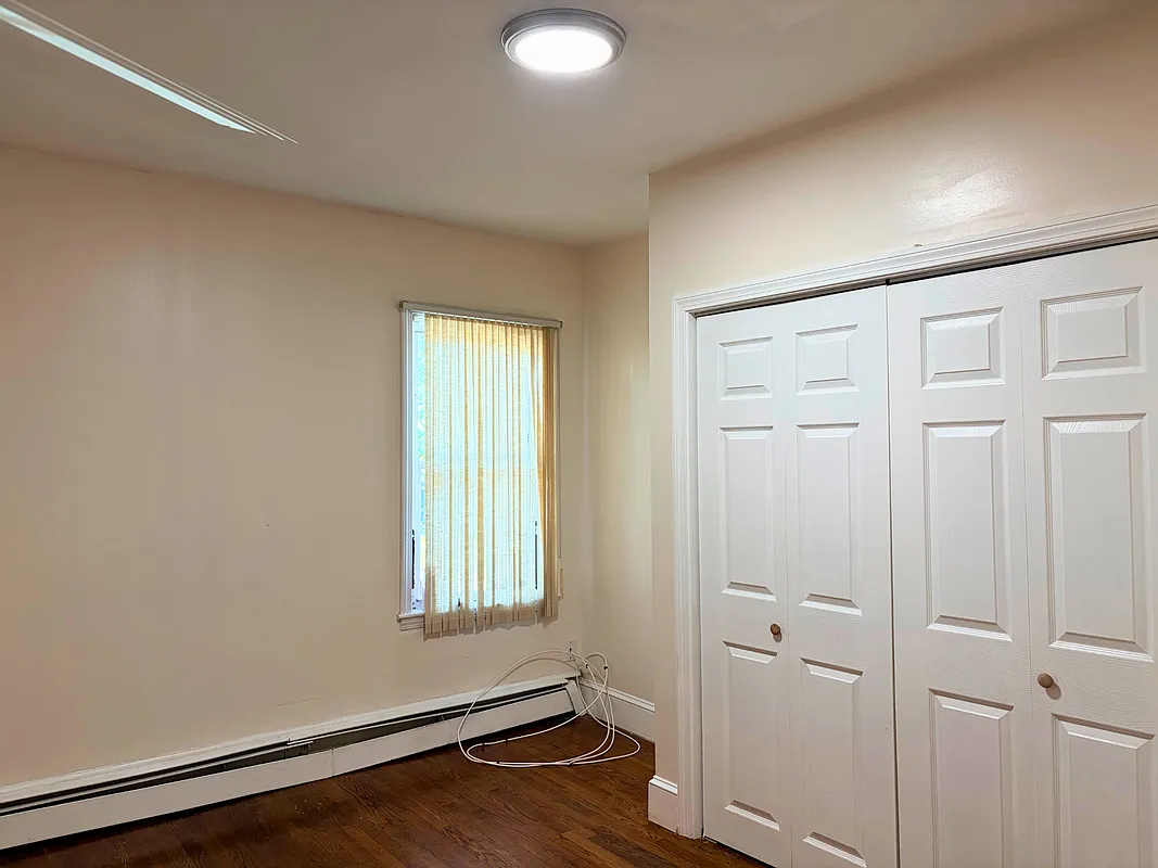 3 bed, 1.0 bath, 1150 sqft, $2,400 — Photo 3