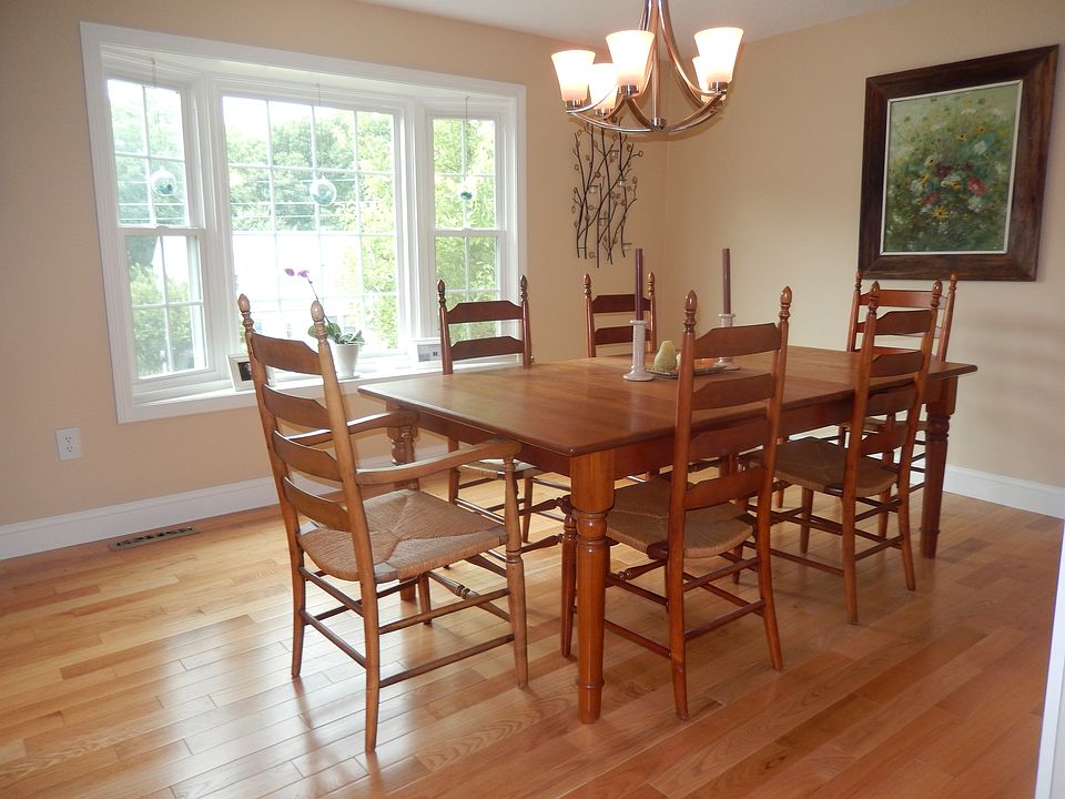 Formal Dining w/Bay Window 