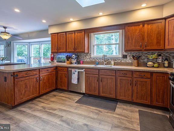 5th image of 73 Kensington Dr
