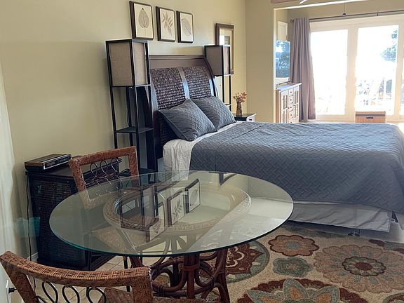 Dinette and queen bed in efficiency...