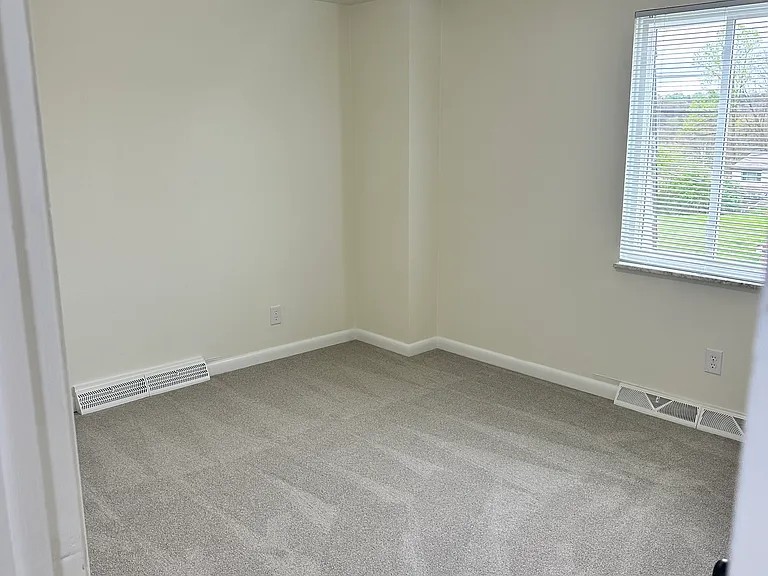 435 Hartford Sq — Photo 20