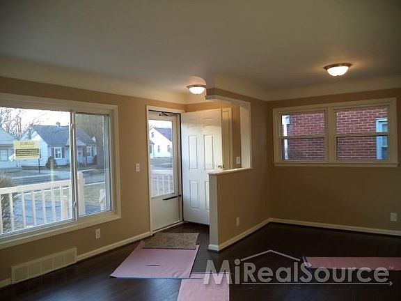 4th image of 19464 Dalby St
