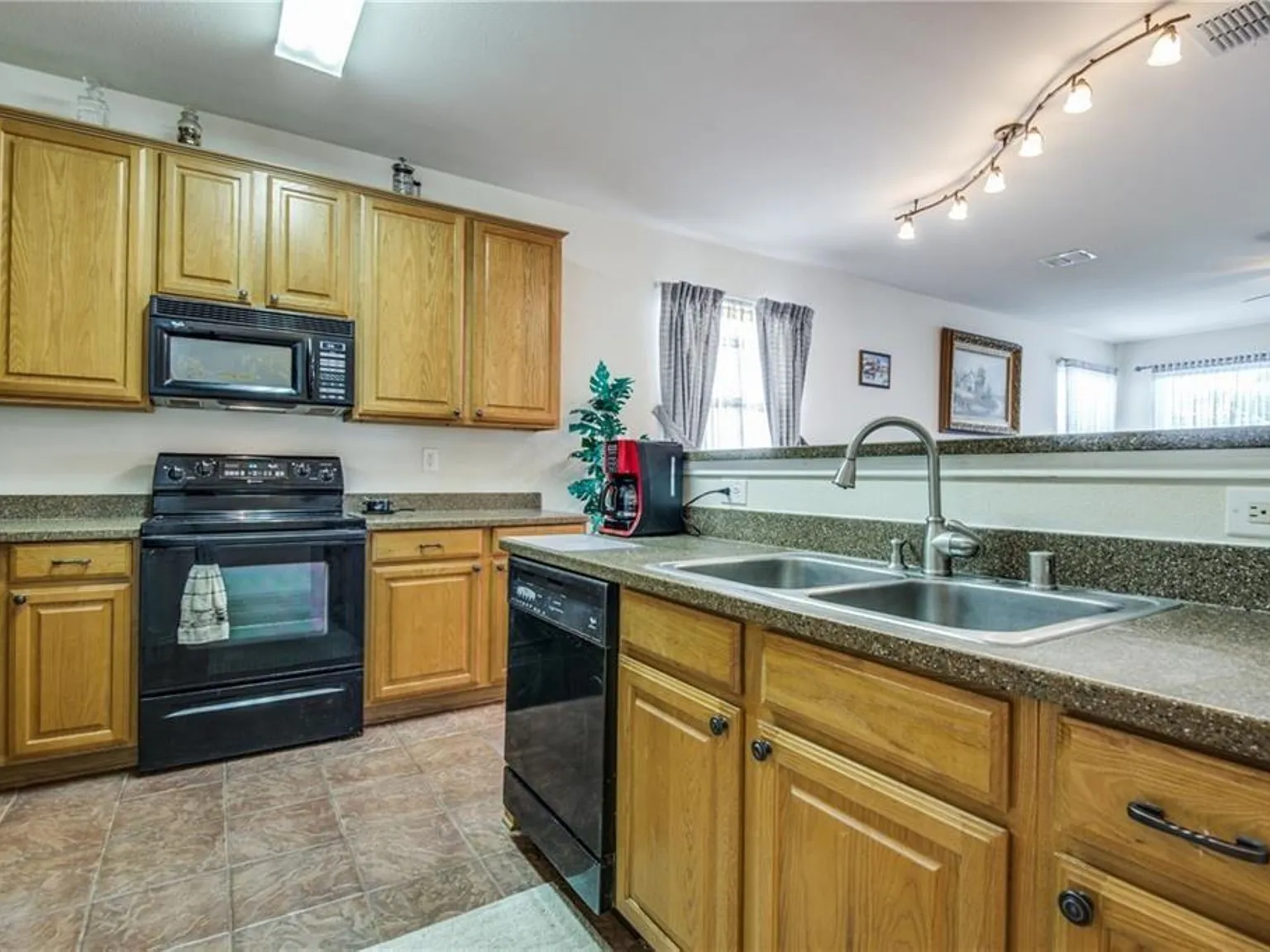 3 bed, 1984 sqft, $2,300 — Photo 3
