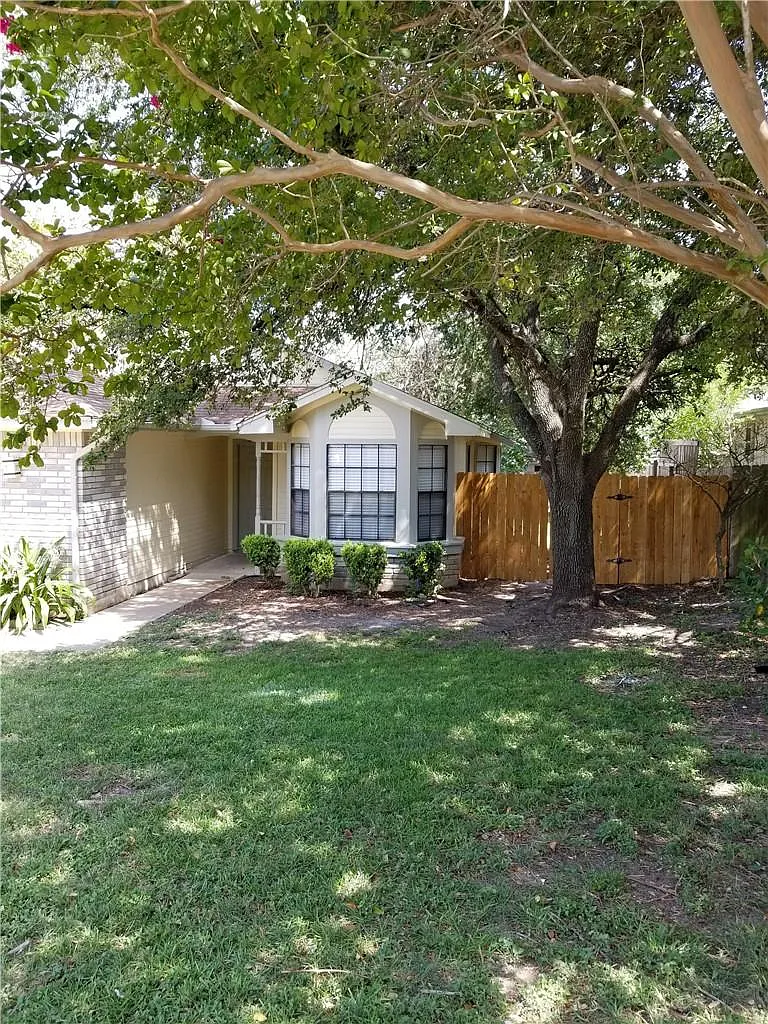 3 bed, 2.0 bath, 1331 sqft, $2,100 — Photo 2
