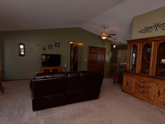 4th image of 49165 Alpine Ave N