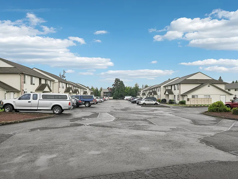 Stonehedge Court Apartments — Photo 11