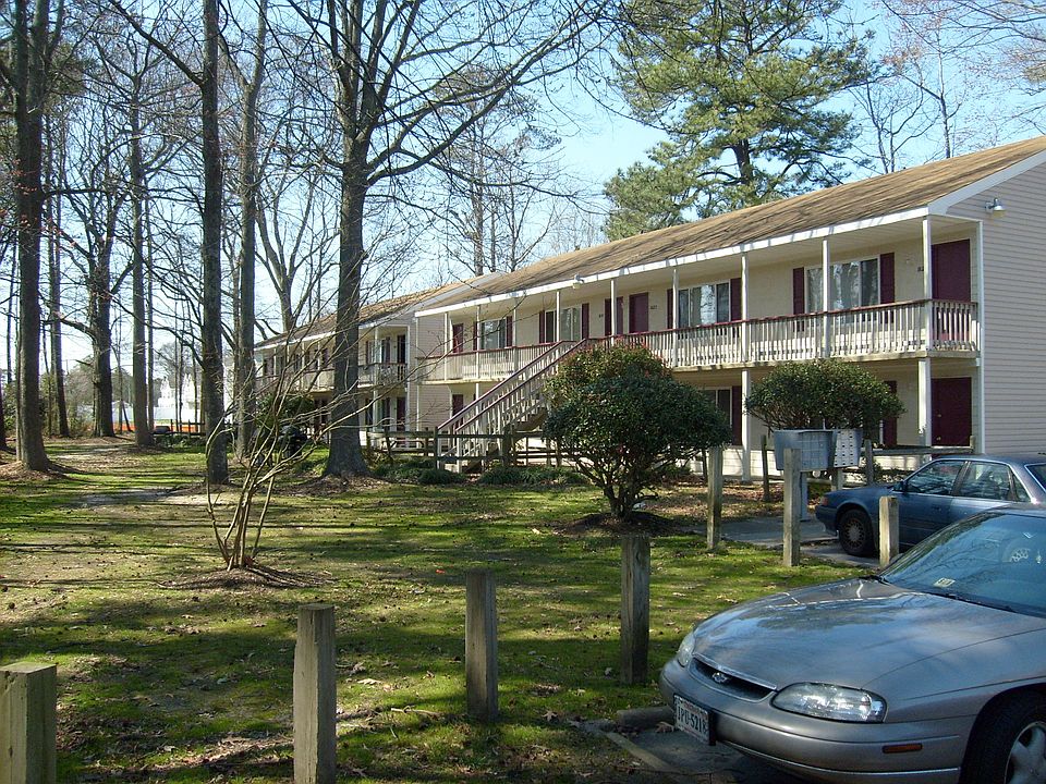 Exterior of Lakewood West Apartments