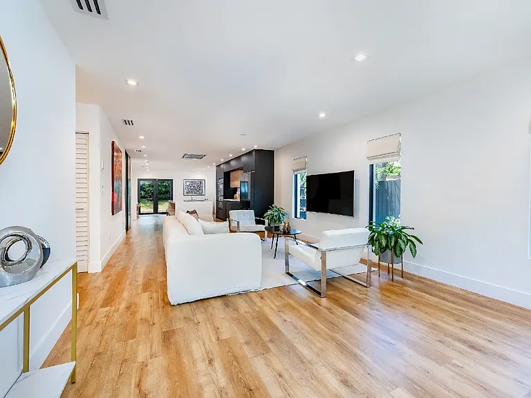 412 NW 41st St — Photo 3