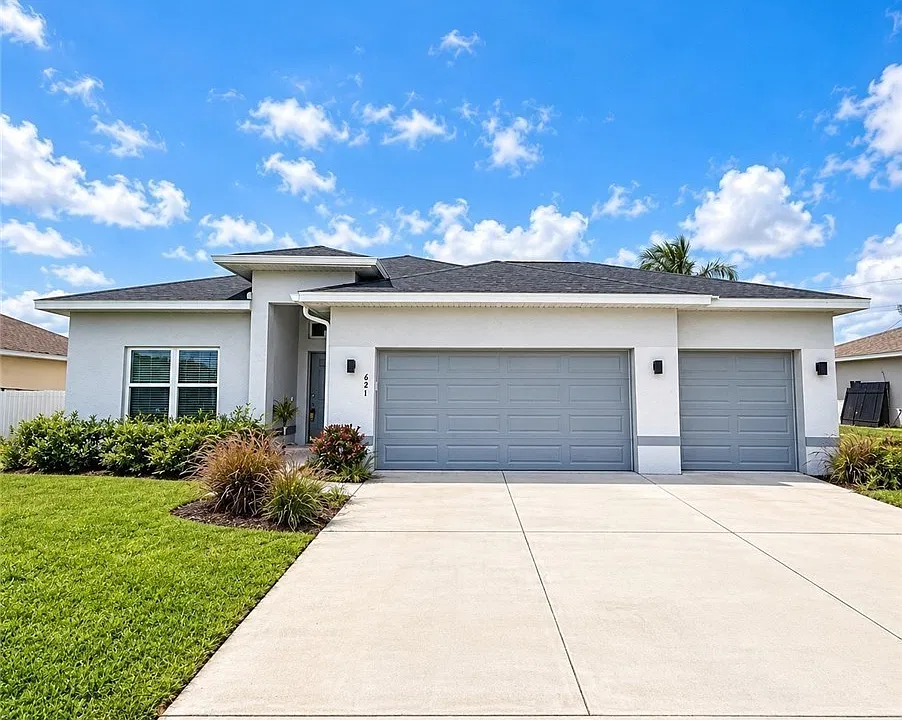621 NE Juanita Ct