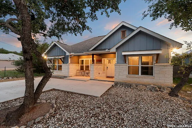986 Paradise Dr