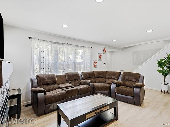 4th image of 9941 Pinehurst St