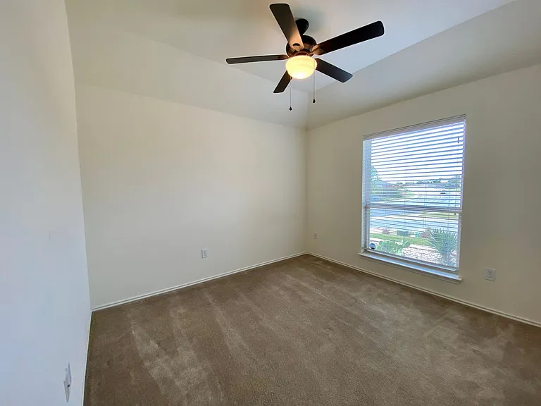 466 Eagle Brook Ln — Photo 16