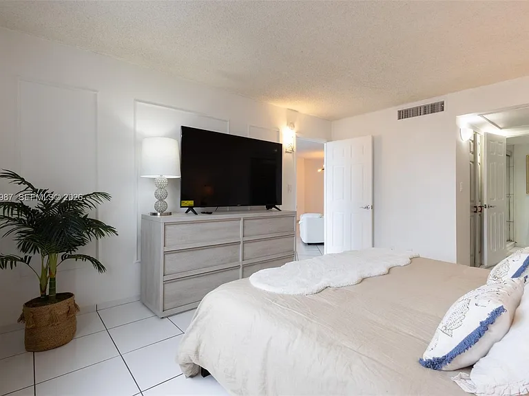 6770 Indian Creek Dr #7B — Photo 6