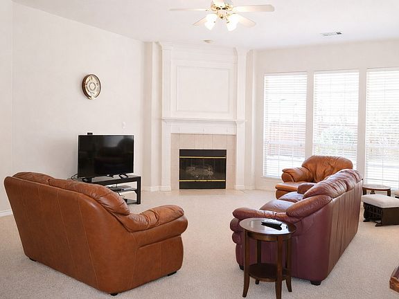 3rd image of 1608 Crown Point Rd