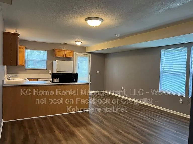 1003 S Hocker Ave — Photo 4