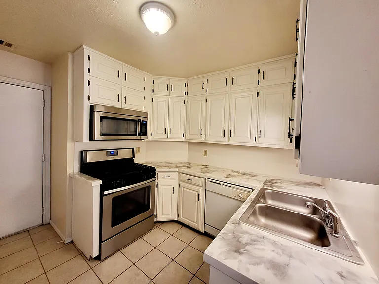 2424 Lakeview Cir — Photo 5